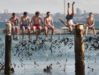 В Австралии спасатель извлек из воды тонувшего датского принца