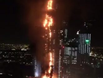 В Дубае полыхает небоскреб, в пламени десятки этажей