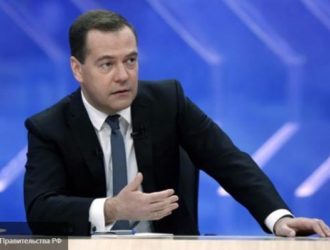 Медведев поручил главам регионов организацию детского отдыха