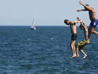 Залитые отходами пляжи в Крыму сняли на видео