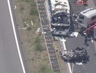 В Японии перевернулся туристический автобус