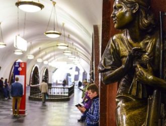 Семь человек упали с эскалатора на станции московского метро