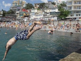 Киев не смог установить туристическую блокаду полуострова Крым