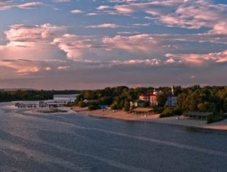 В Киеве только два берега признали безопасными для купания
