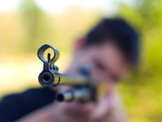 На территории детского лагеря ребенка ранили в живот из пневматики