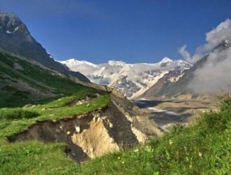В Кабардино-Балкарии три автомобиля упали в реку при сходе селя