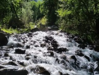Водолазы ищут 2 туристов из упавшего в озеро автомобиля в Кабардино-Балкарии