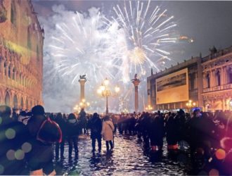 Туристов призвали оставаться дома на Новый год и Рождество