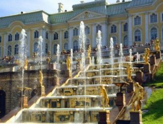 В Петергофе открылся фонтанный комплекс