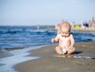 На море с грудным ребенком: ехать ли в отпуск