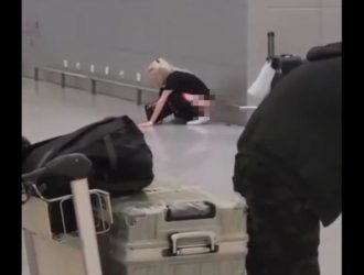 Российская туристка справила нужду прямо на стойке регистрации в аэропорту и шокировала всех